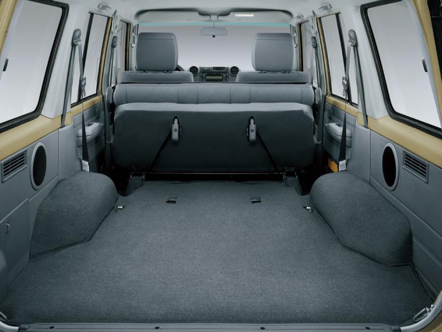  Toyota Land Cruiser 70 2007 года  (UAE) (фото 2 из 5)